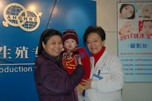 华裔夫妇历经13年不孕,夫妻同诊治得爱女